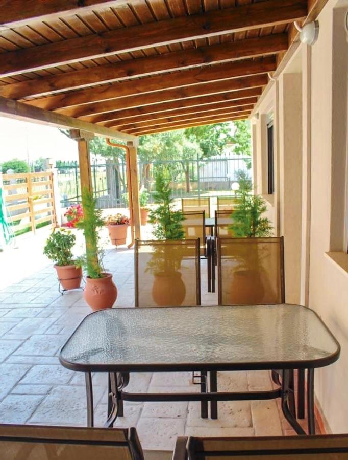 Elia Beach Modern Suites Flojitá Kültér fotó